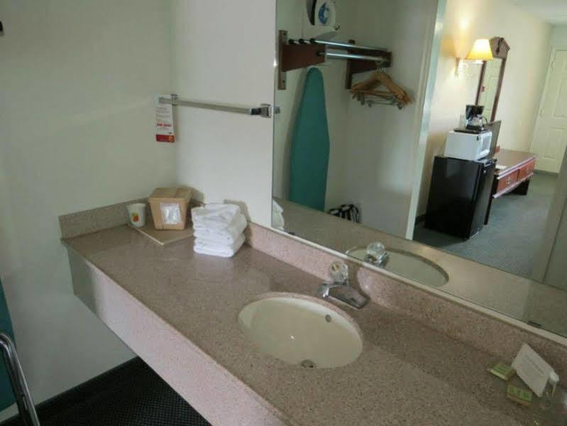 ซูเปอร์ 8 บาย วินด์แฮม คิงสตัน Hotel Kingston ภายนอก รูปภาพ